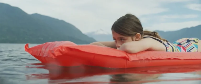 “Después de la niebla”: un emotivo estreno que retrata los secretos adultos desde la mirada de una niña